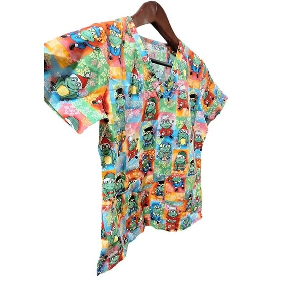 Peaches Uniform Nurse Scrub Top Christmas Frogs CNA Short Sleeve 2 Pockets Sz M - Picture 5 of 6